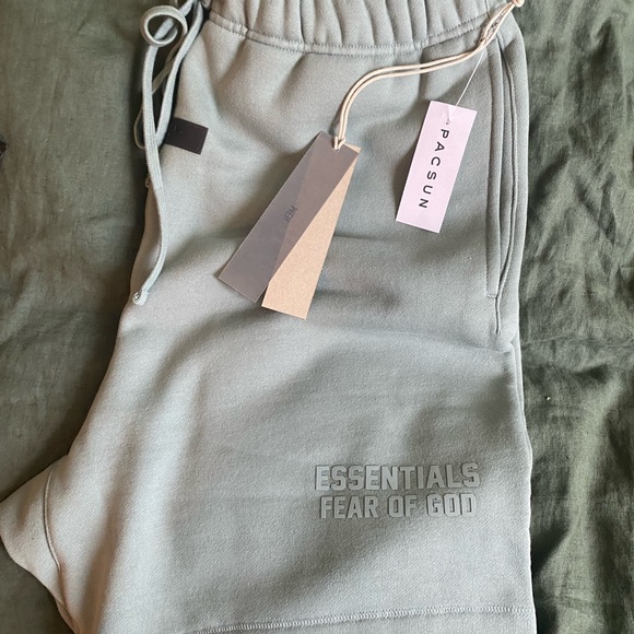 FOG Essentials Shorts - Picture 2 of 4